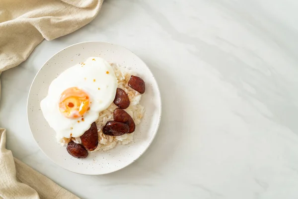 揚げ卵と中国のソーセージとご飯 アジアスタイルの自家製料理 — ストック写真
