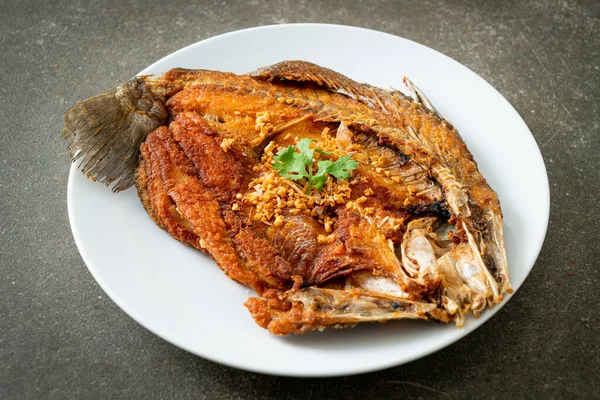 Fried Sea Bass Fish Com Alho Placa — Fotografia de Stock