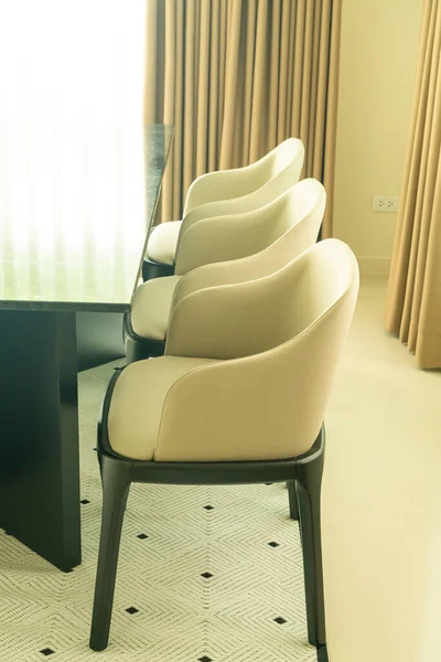 Evde Boş Yemek Masası Seti Sandalye Dekorasyonu — Stok fotoğraf