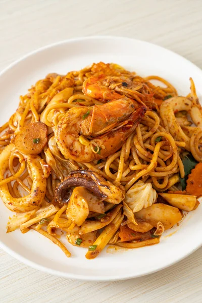 Перемешать Жареные Yum Морепродукты Сушеные Спагетти Fusion Food Style — стоковое фото