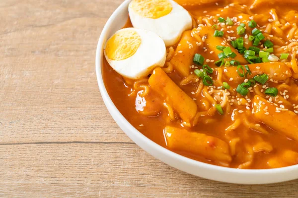 Mie Instan Korea Dan Tteokbokki Dalam Saus Pedas Korea Rabokki — Stok Foto