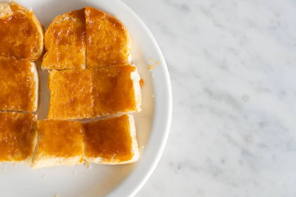 Pudding Mit Geröstetem Brot Auf Weißem Teller — Stockfoto
