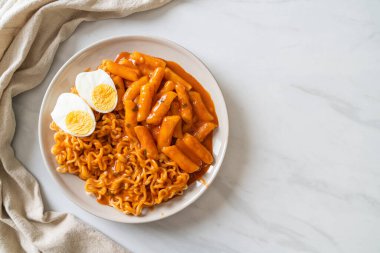 Baharatlı Kore soslu Ramen veya Kore hazır eriştesi ve Tteokbokki - Kore yemeği tarzı
