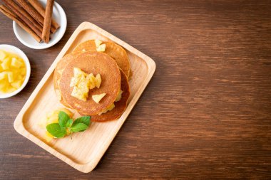 Elmalı krep ya da tarçın tozlu elmalı krep.