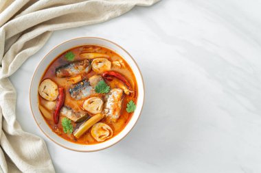 Tom Yum baharatlı çorbada uskumru konservesi - Asya usulü