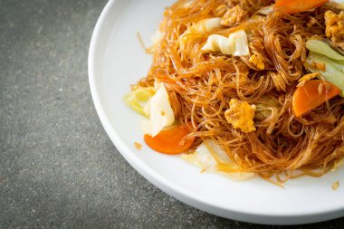 Lahana, havuç ve yumurta ile kızartılmış vermicelli. Vejetaryen usulü.