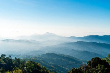 Tayland 'daki Chiang Mai' de bulutlu güzel bir dağ tabakası ve gün doğumu.