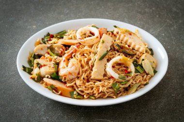 Anında baharatlı erişte salatası ve karışık et. Asya yemeği tarzı.