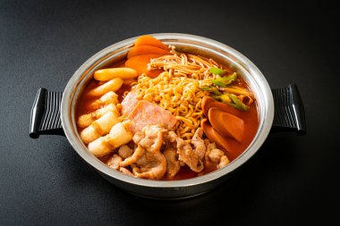 Budae Jjigae ya da Budaejjigae (ordu yahnisi ya da ordu üssü). Kimchi, konserve jambon, sosis, ramen eriştesi ve çok daha popüler Kore usulü sıcak yemek ile dolu.