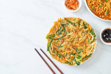 Pajeon veya Kore gözlemesi veya Kore pizzası - Asya yemeği tarzı