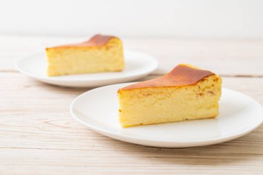 Beyaz tabakta ev yapımı cheesecake.