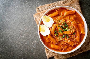 Kore hazır şehriyesi ve Kore baharatlı soslu Tteokbokki, Rabokki - Kore yemeği tarzı.