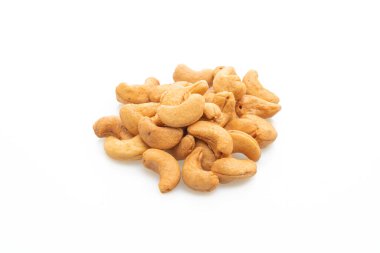 Beyaz arka planda izole edilmiş kaju fıstığı.