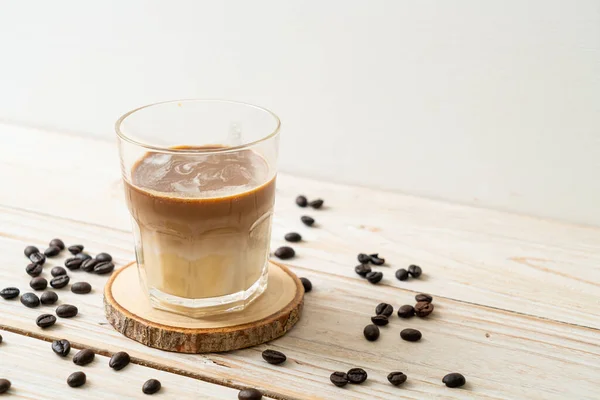 汚いコーヒーグラスホットエスプレッソコーヒーショットでトッピング冷たいミルク — ストック写真