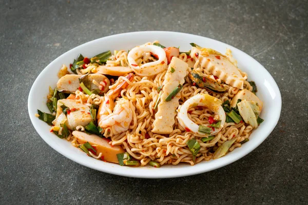 Anında baharatlı erişte salatası ve karışık et. Asya yemeği tarzı.