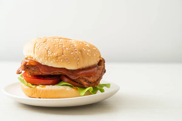 Burger Poulet Grillé Avec Sauce Sur Assiette Blanche — Photo