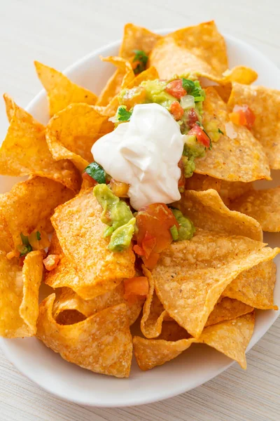 Mexikanische Nachos Tortilla Chips Mit Jalapeño Guacamole Tomaten Salsa Und — Stockfoto