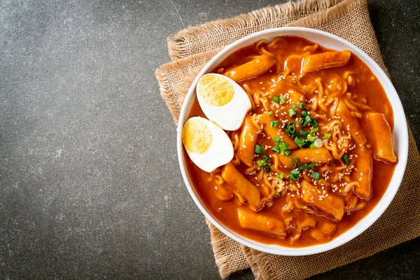 Kore hazır şehriyesi ve Kore baharatlı soslu Tteokbokki, Rabokki - Kore yemeği tarzı.