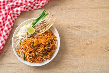 Kızarmış erişte tofu ve lahanayla ya da Pad Thai - Asya usulü