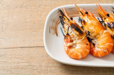 Izgara nehir karidesi ya da karides - deniz ürünleri tarzı