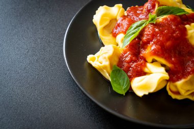 Domates soslu İtalyan tortellini makarnası - İtalyan yemeği tarzı.