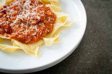 İtalyan usulü parmesan peynirli domuz bolonez fettucine makarna.