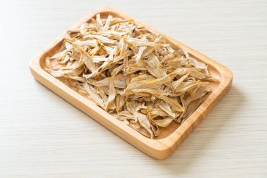 Kurutulmuş küçük çıtır balık.