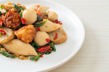 Baharatlı kızarmış balık köftesi ve şifalı otlar.