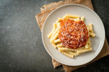 İtalyan usulü domuz soslu rigatoni makarnası.