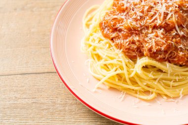 Parmesan peynirli domuz bolonez spagettisi - İtalyan yemeği tarzı.
