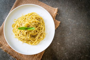 pesto spagetti makarnası - vejetaryen yemeği ve İtalyan yemeği tarzı