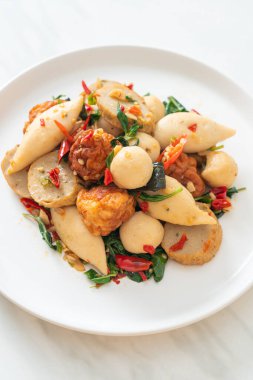 Baharatlı kızarmış balık köftesi ve şifalı otlar.