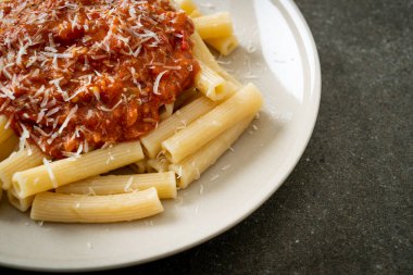 İtalyan usulü domuz soslu rigatoni makarnası.