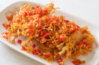 Kızarmış Enoki mantarı ya da tuzlu ve biberli Golden Needle mantarı - vejetaryen ve vejetaryen yemek tarzı