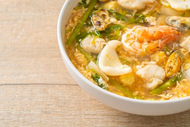 Deniz ürünleri kaseli Sukiyaki çorbası, Asya yemeği tarzı.