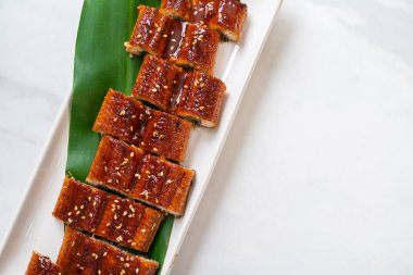 Dilimlenmiş yılan balığı ya da soslu ızgara unagi (Kabayaki) - Japon yemeği tarzı.