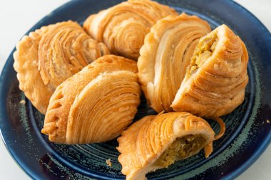 Körili börek, içi doldurulmuş tavuk.