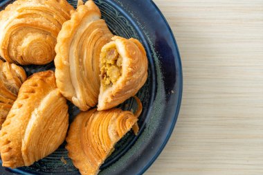 Körili börek, içi doldurulmuş tavuk.