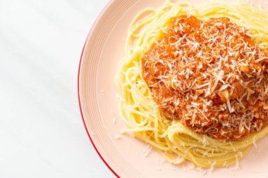 Parmesan peynirli domuz bolonez spagettisi - İtalyan yemeği tarzı.