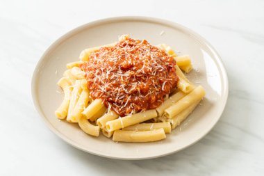 İtalyan usulü domuz soslu rigatoni makarnası.