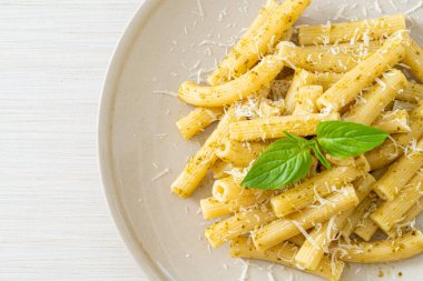Pesto rigatoni peynirli makarna İtalyan yemeği ve vejetaryen yemeği.