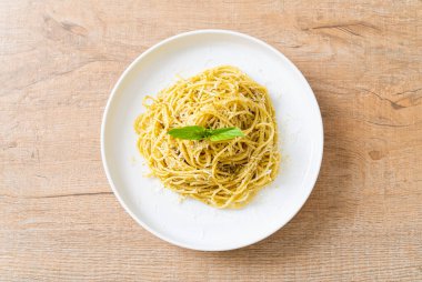 pesto spagetti makarnası - vejetaryen yemeği ve İtalyan yemeği tarzı