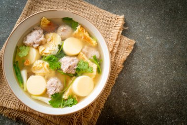 Kızarmış yumurta çorbası ya da kıymalı omlet çorbası.