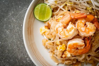 Karides ve lahanalı kızarmış şehriye ya da Pad Thai - Asya yemeği tarzı