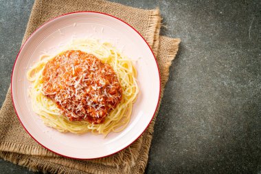Parmesan peynirli domuz bolonez spagettisi - İtalyan yemeği tarzı.