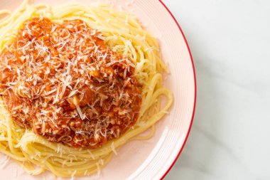 Parmesan peynirli domuz bolonez spagettisi - İtalyan yemeği tarzı.