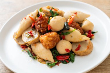 Baharatlı kızarmış balık köftesi ve şifalı otlar.