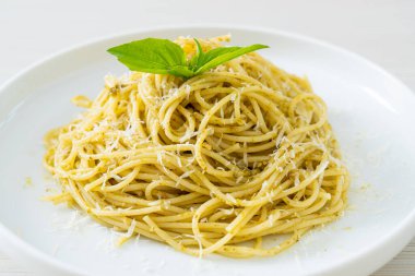 pesto spagetti makarnası - vejetaryen yemeği ve İtalyan yemeği tarzı