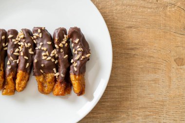 Güneş ışığı kurumuş muz çikolata kaplama veya muz soslu çikolata