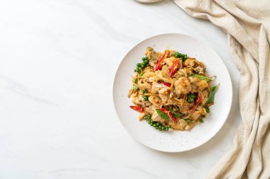 Balık ve otla karıştırılmış kutsal fesleğen. Asya usulü.